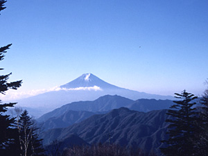 旧五百円札の図柄に使われた富士山の撮影場所、大月・雁ケ腹摺山からの富士山