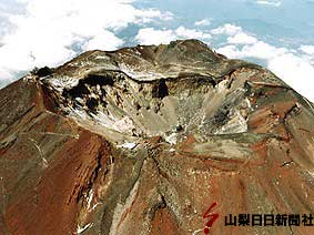 富士山頂。富士山測候所（左）、浅間大社奥宮（中央下）、山梨県吉田口登山道（右）が見える。（２００２年１０月撮影）