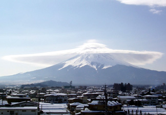 富士吉田市から見えた２種類の笠雲がかかった富士山