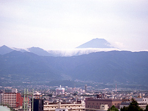 御坂山塊の稜線沿いに現れた滝雲。山梨県内上空の天気の境面になってできた＝甲府市内から