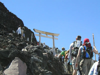 山頂手前の鳥居