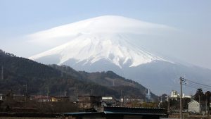 山頂にかかる雲（上）