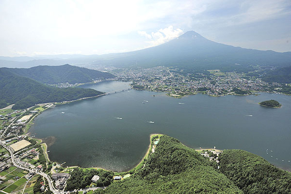 河口湖の上空から望む富士山