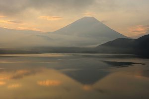 本栖湖北西岸から望む富士山