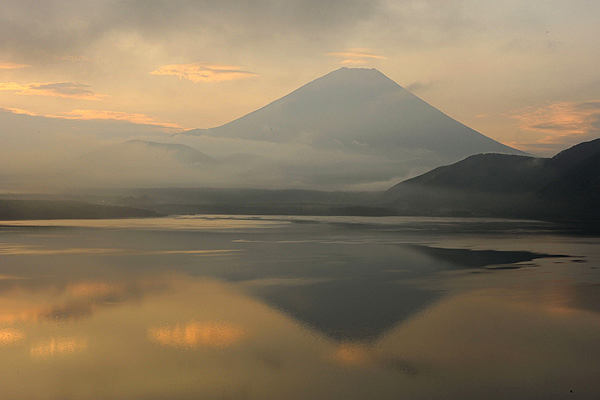 本栖湖北西岸から望む富士山