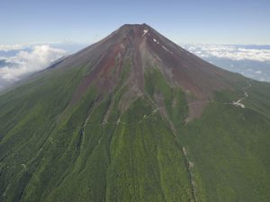 荘厳な山容を見せる富士山