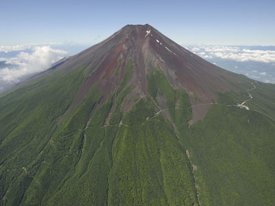 荘厳な山容を見せる富士山