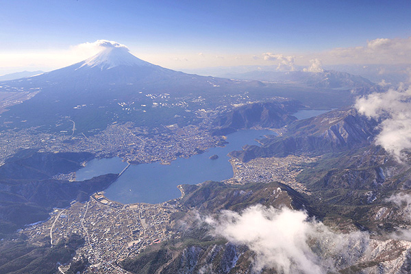 御坂峠付近の上空から望む富士山