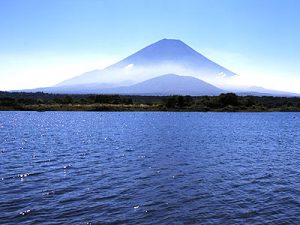 精進湖から望む富士山