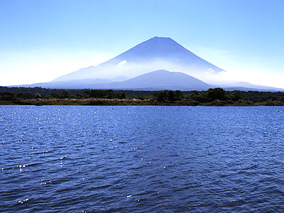 精進湖から望む富士山