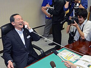 富士吉田市役所で喜びを爆発させる堀内茂市長
