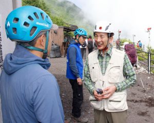 ヘルメットの貸し出しなどを行う安全指導センターを視察する堀内茂市長＝富士山６合目