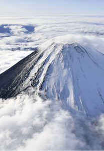 初冠雪が観測された富士山＝山日ＹＢＳヘリ「ニュースカイ」（ＮＥＷＳＫＹ）から