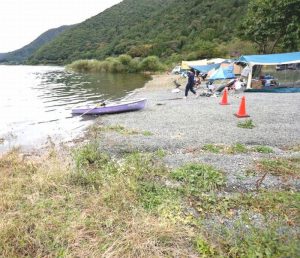 湖の水位が上がり、テントを張れるスペースが減ったキャンプ場＝富士河口湖町西湖