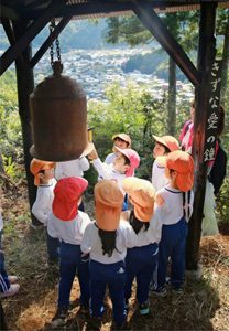 鐘を鳴らす園児＝西桂町下暮地