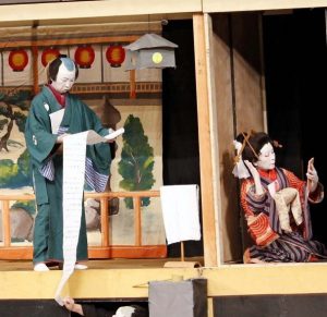 熱演する吉田歌舞伎会のメンバー=富士吉田・ふじさんホール