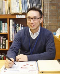 「富士登山者には靴底がすり減っていない登山靴を履いてほしい」と話す宇野忠主任研究員＝富士吉田・県富士山科学研究所