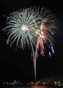 湖面を彩る花火＝富士河口湖町浅川