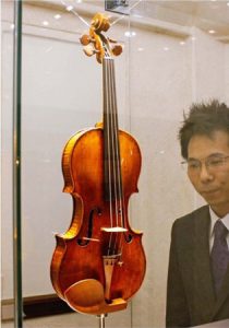 展示されるストラディバリウス＝富士河口湖・河口湖音楽と森の美術館