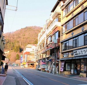 人影がまばらな河口湖近くの通り＝富士河口湖町内