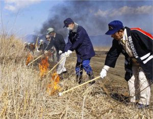 一斉に火をつける関係者＝北富士演習場