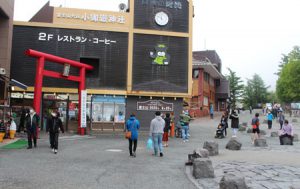 例年は１日当たり５千人以上の観光客が訪れる富士山５合目。２０日午前中は数百人にとどまり、外国人観光客の姿もなかった