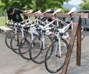 貸し出しを行う５台のロードバイク＝山中湖村平野