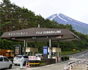 午前７時に開通した富士スバルラインで料金所を通過する車＝富士河口湖町船津