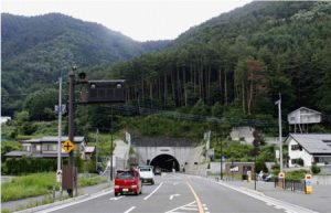 ２０１５年に開通した新倉河口湖トンネル＝富士吉田市旭地区