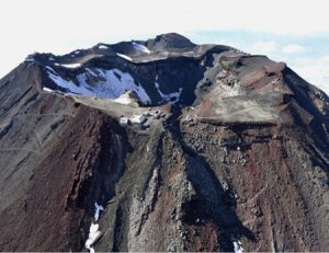 登山客のにぎわいが消えた富士山頂＝山日ＹＢＳヘリ「ニュースカイ」（ＮＥＷＳＫＹ）から
