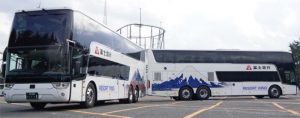 フジエクスプレスが導入した２階建てバス＝富士吉田市新西原５丁目