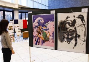 東京五輪・パラリンピックの公式アートポスターなどが並ぶ展示会＝富士吉田市民会館