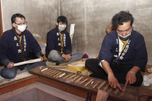 農作物の豊凶などを占う占人ら＝富士吉田・小室浅間神社