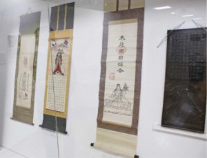 富士山信仰と養蚕の関わりなどを紹介している企画展＝富士河口湖・県立富士山世界遺産センター