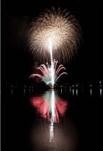 夜空と湖面を彩る花火＝富士河口湖町浅川