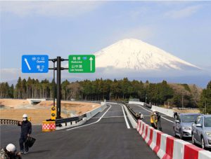 富士山が前景に広がる須走道路・御殿場バイパス＝静岡県御殿場市内