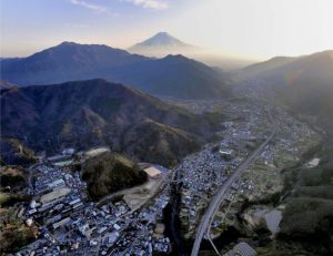 富士山噴火時のハザードマップ改定で、溶岩流の到達時間が早まった都留市。大月市や上野原市にも溶岩流が到達することが判明し、広域避難計画の早期改定が迫られている＝山日ＹＢＳヘリ「ニュースカイ」（ＮＥＷＳＫＹ）から