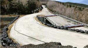 整備が進んでいる仮設道路＝富士山５合目付近