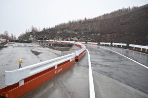 スラッシュ雪崩で被害があった道路に整備された迂回路＝富士山有料道路（富士スバルライン）