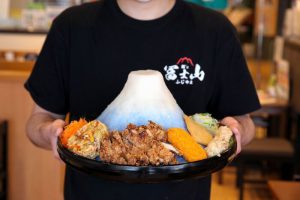 新商品の「もっちりタピうどん」を使ったメガ盛りメニュー「吉田のメガ富士山うどん」