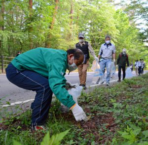 県道脇に捨てられたごみを拾う参加者＝富士吉田市内