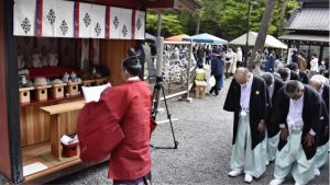 式典で五穀豊穣を祈る関係者＝富士吉田・北口本宮冨士浅間神社