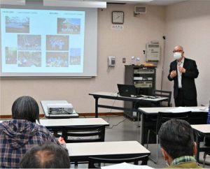 三重県の富士山信仰について紹介する堀内真さん＝富士河口湖・県立富士山世界遺産センター