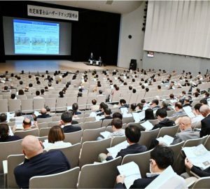 改定された富士山噴火のハザードマップについての住民説明会＝富士吉田市内