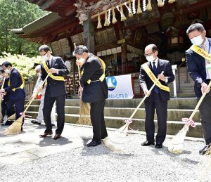 「掃き初め」をする参加者＝富士吉田・北口本宮冨士浅間神社