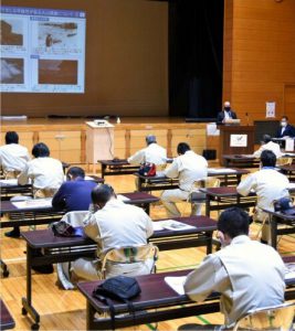 改定された富士山噴火ハザードマップに関する住民説明会＝村公民館