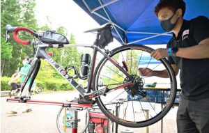 選手が持ち込んだ自転車を点検するメカニック＝富士吉田・富士北麓公園