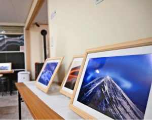 富士吉田市下吉田から撮影した富士山の写真を展示した作品展＝富士吉田市新町２丁目