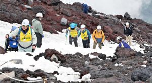 登山道の状況を確認する県担当者ら＝富士山９合目