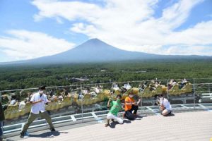 目の前をジェットコースターが疾走するＦＵＪＩＹＡＭＡタワー最上階の展望フロア＝富士吉田・富士急ハイランド